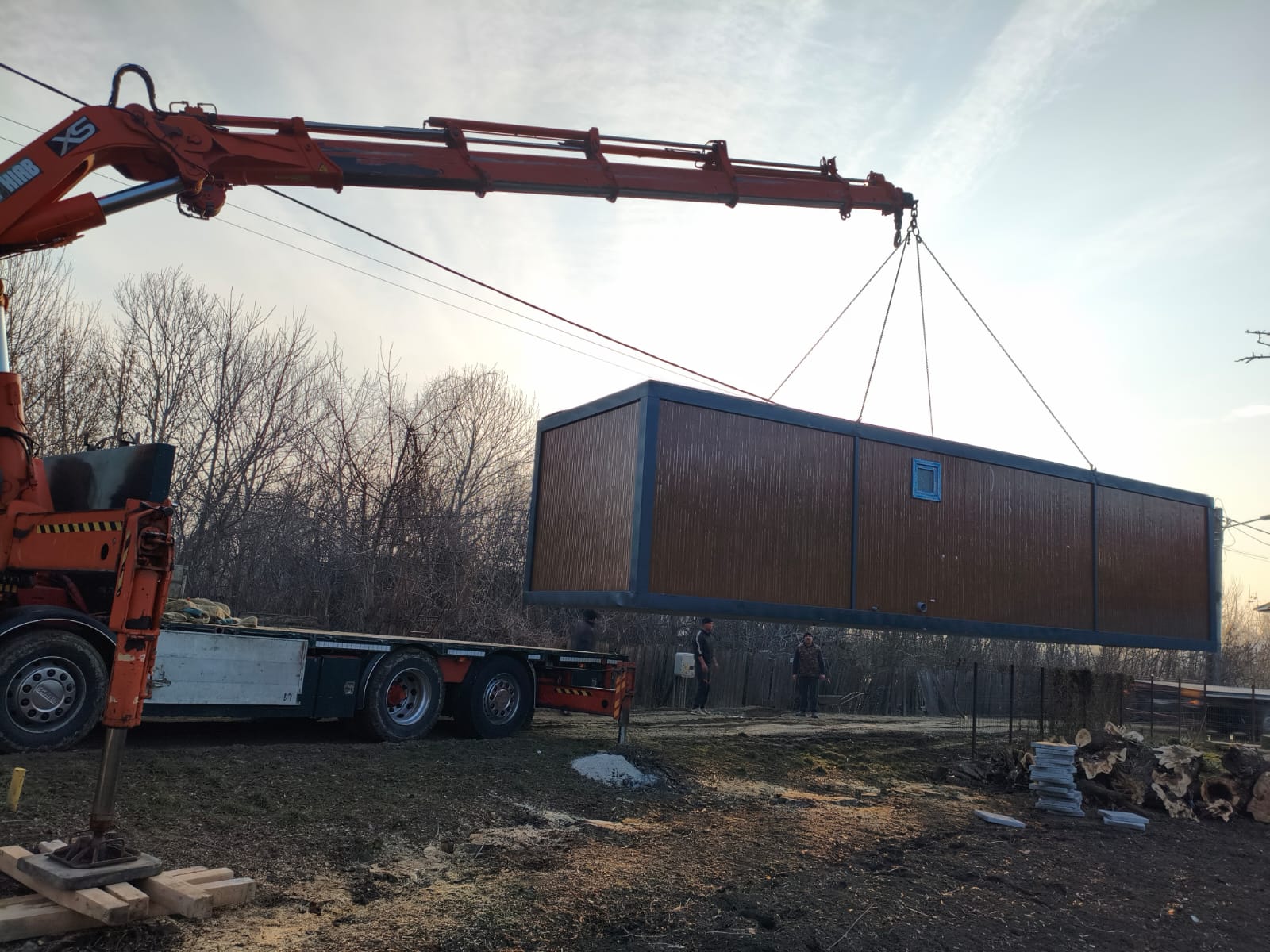 Descărcare și amplasare container lung